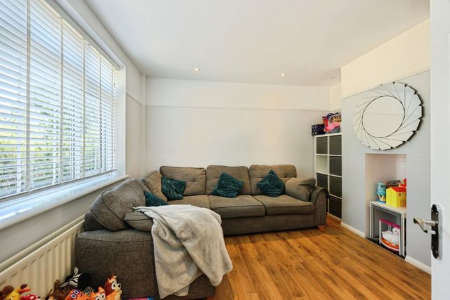 90, Worsted Green, Surrey photo 3