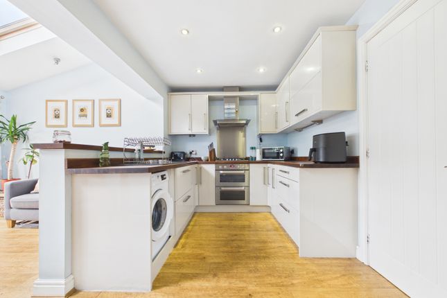 24, Pinders Green Drive, Leeds photo 4