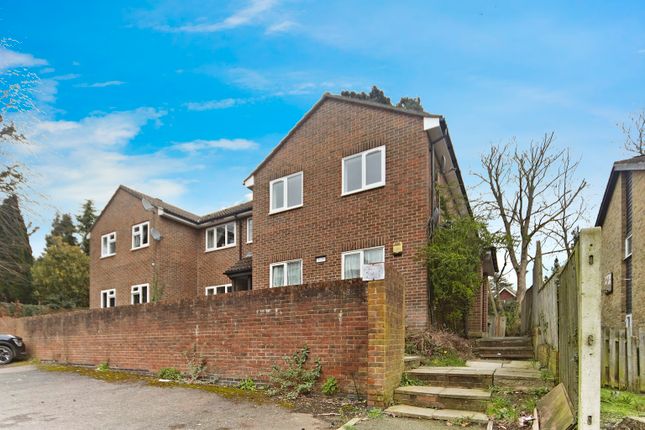 Thumbnail Flat for sale in Chiltern Close, Croydon