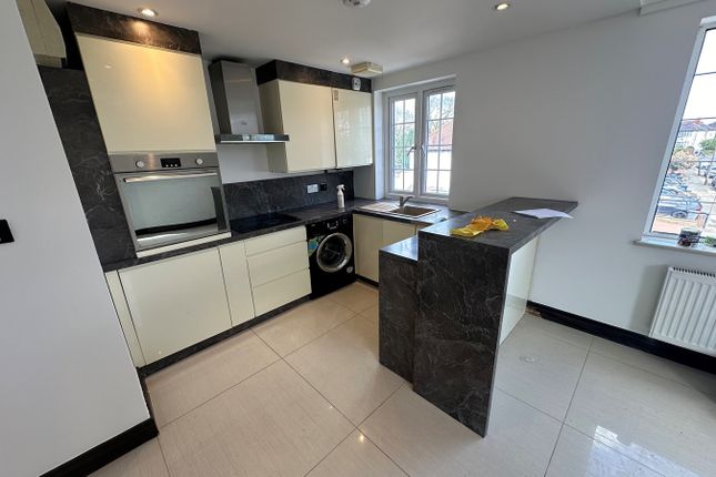 Flat to rent in High Street, Edgware