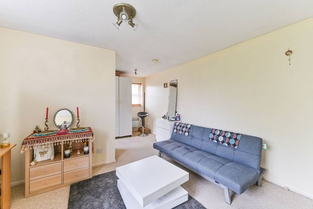 Thumbnail Flat to rent in Chipstead Close, Sutton, Surrey
