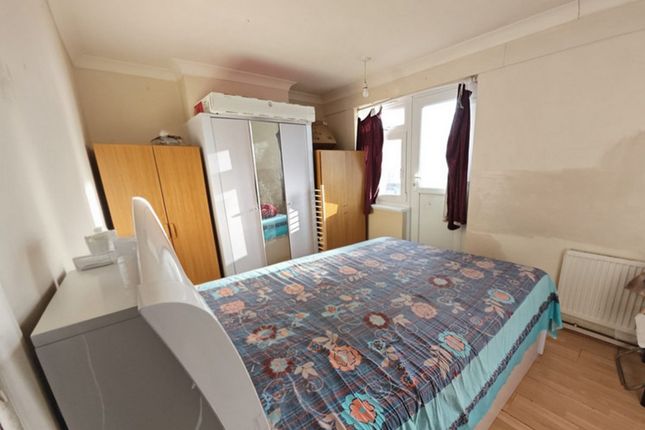 Flat Flat 60, Donegal House, Cambridge Heath Road, London photo 3