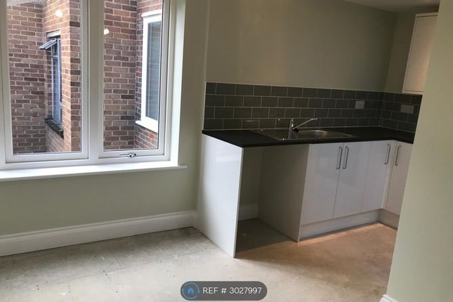 A High Street Flat, Andover photo 5