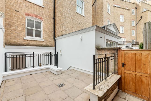 Flat to rent in Observatory Gardens, London