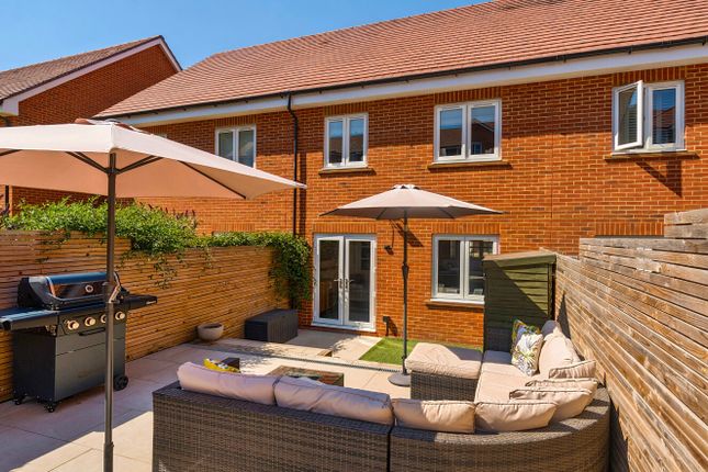 2, Military Mews, Godalming photo 4