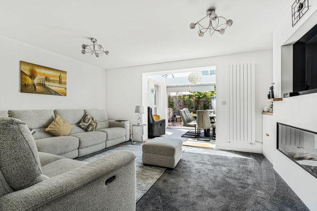 22, Parsons Way, Farnham photo 3