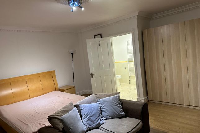 Room to rent in Grove Avenue, Basildon