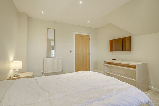 Flat FLAT 34, Southside 260-280, Leigh Road, Leigh-on-sea photo 4