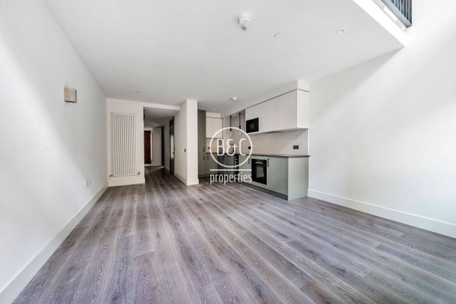 Flat to rent in Windsor Square, Royal Arsernal Riverside, London