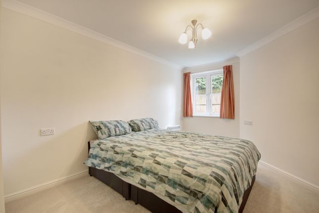 10 Pheasant Court, Holtsmere Close, Watford photo 4