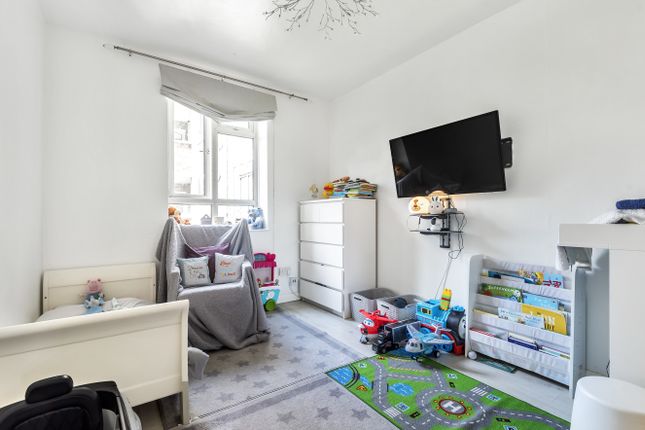 Flat for sale in Fulham Road, London