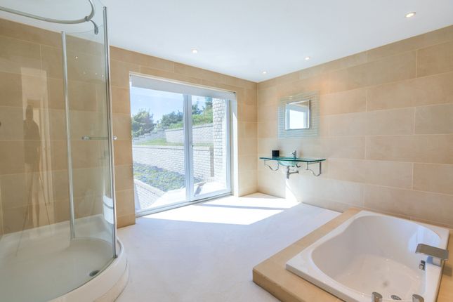Main En Suite