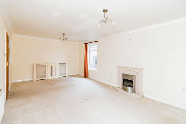 Flat for sale in Princes Crescent, Lyndhurst, Hampshire