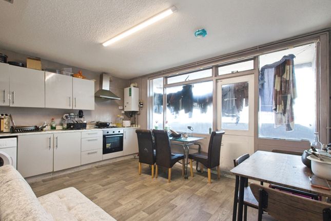Flat 35, Oakenholt House,, Hartslock Drive, London photo 2