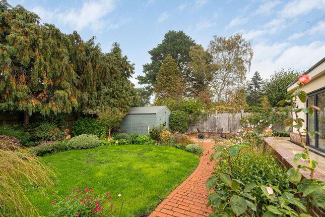 Vicarage Close, Bookham photo 4