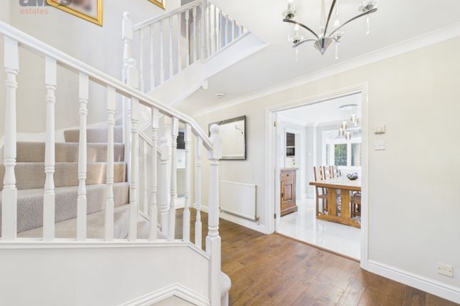 16 Jubilee Close, Hockley, Essex photo 4