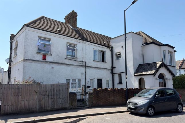 2-bed flat on Bury Street, London, £140,000