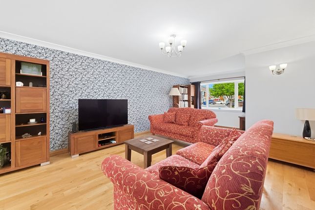 17, Hall Crescent, Sawston photo 3