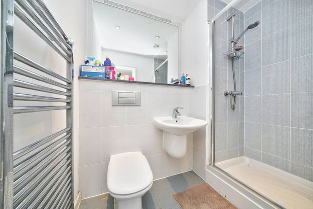 Flat for sale in Windsor Court, Bow, London