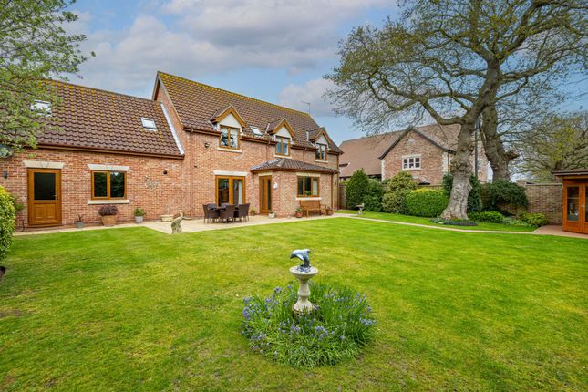 6 Oaklands Drive, Great Yarmouth photo 2