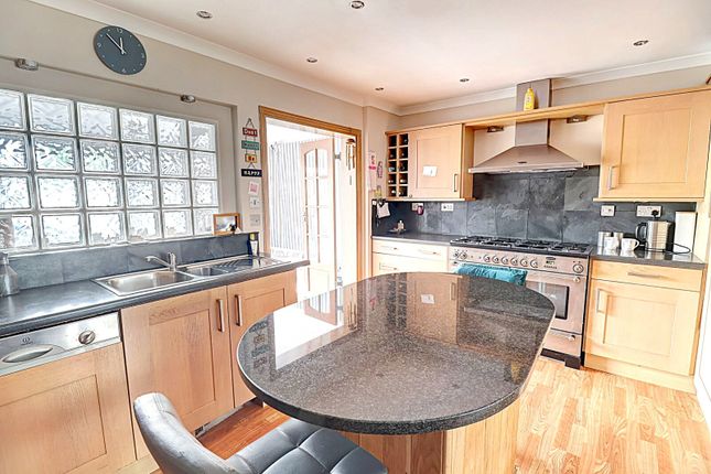 21, Pine Walk, High Wycombe photo 4