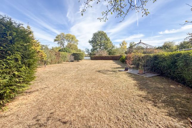 52 Welley Road, Wraysbury photo 2