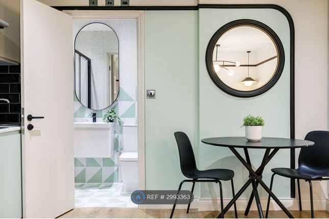 Studio flat on Kensington Gardens Square, London, £2,200/mo
