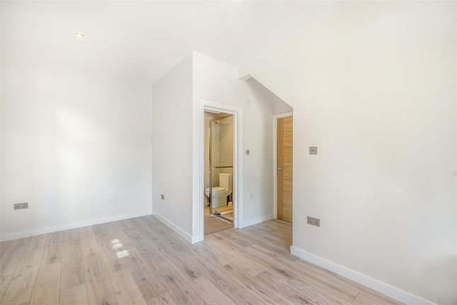 Flat 1, 28, Gunnersbury Avenue, London photo 4