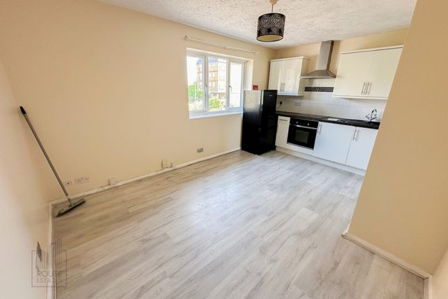 Flat to rent in Friends Avenue, Cheshunt