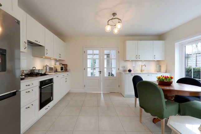 47, Horseshoe Crescent, Buckinghamshire photo 3