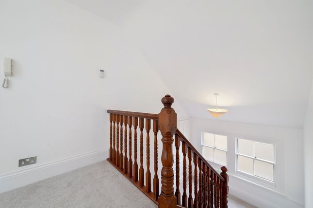 Blakesley Avenue, London photo 4