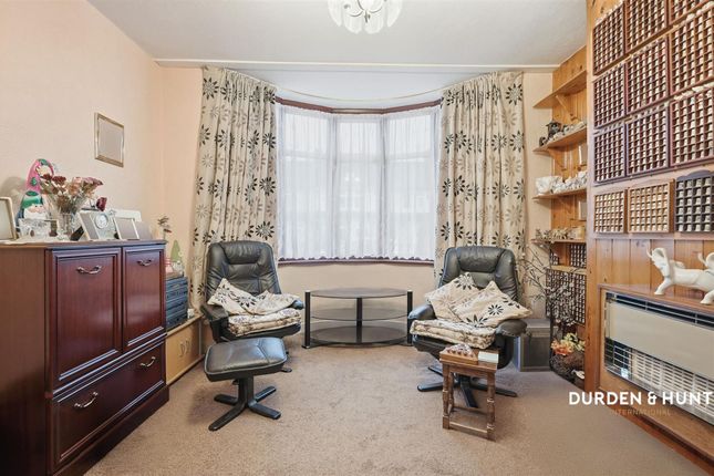 71 Harwood Avenue, Hornchurch photo 3