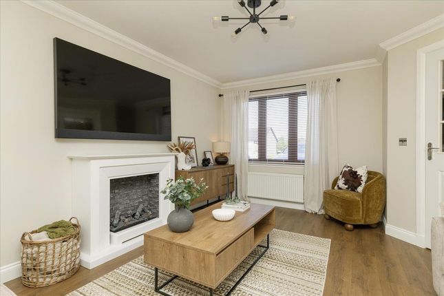 31 Grove Farm Gardens, Bonnyrigg photo 3
