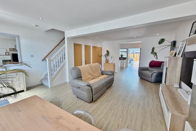 17, Marina Grove, Portchester photo 3