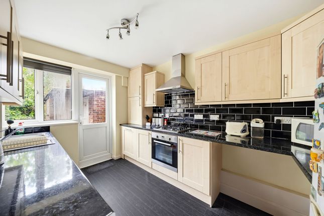 102 Garth Road, Morden photo 3