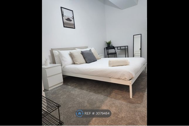 3-bed flat on Bath Road, Arnos Vale, Bristol, £2,265/mo