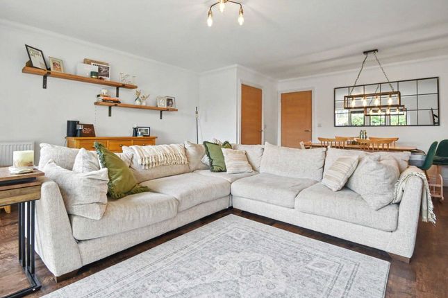 28, Skylark Place, Farnham photo 4