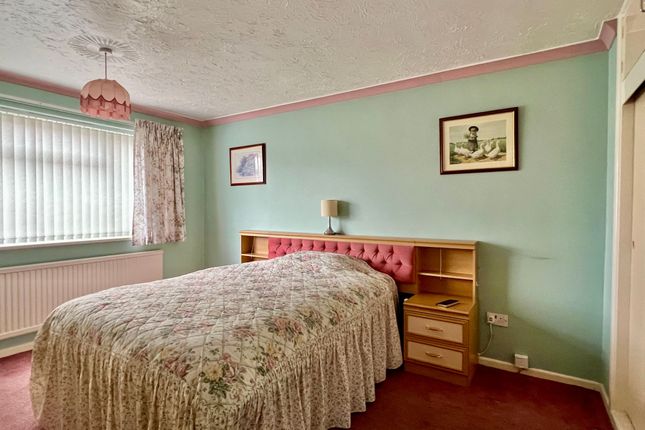 6 Pembroke Close, Taunton photo 4
