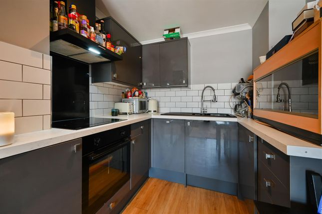 26, Flanders Crescent, London photo 2