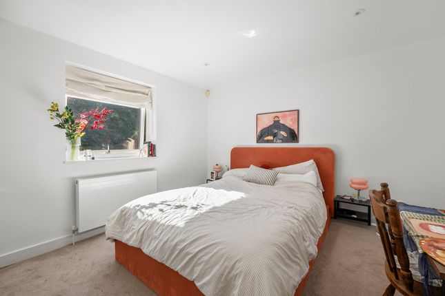 Flat 3, 2 Henfield Road, London photo 4