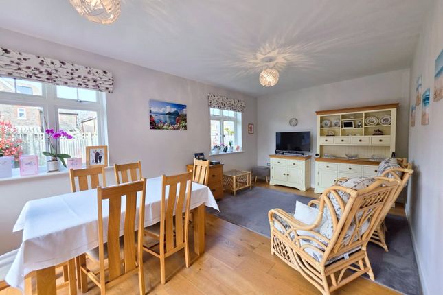 4, Astor Gardens, Horley photo 4