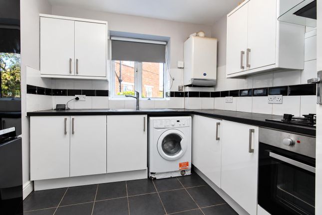 Flat 2, Manor House, Manor Road, Wallington photo 4