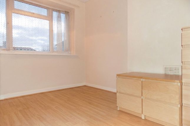 Flat 35, Keir Hardie House Marian Way, London photo 4