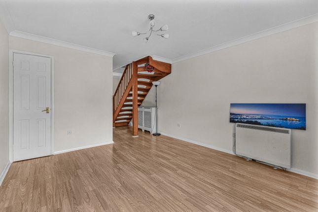 11, Elmcroft, Edenside Road, Bookham photo 2