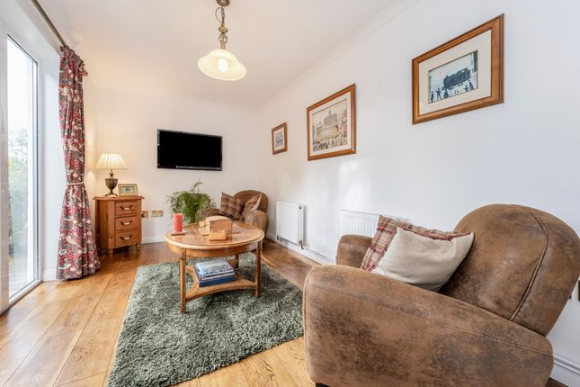 Summer-Snug Room