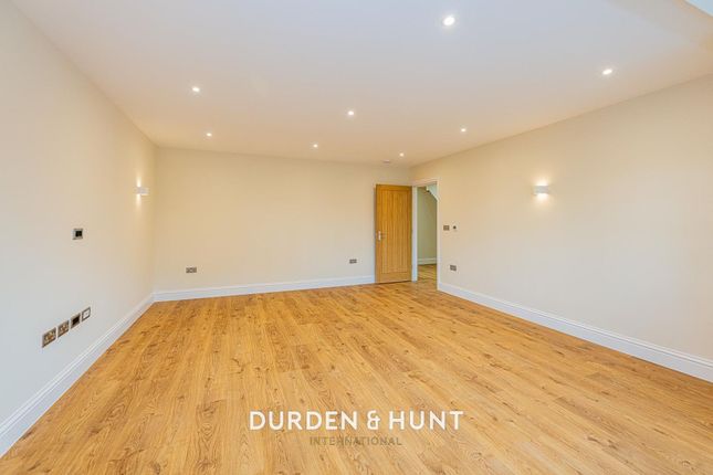 4 Chatsworth Mews Stapleford Road, Romford photo 4
