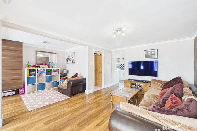 7 Diane Walk, Aylesbury photo 2