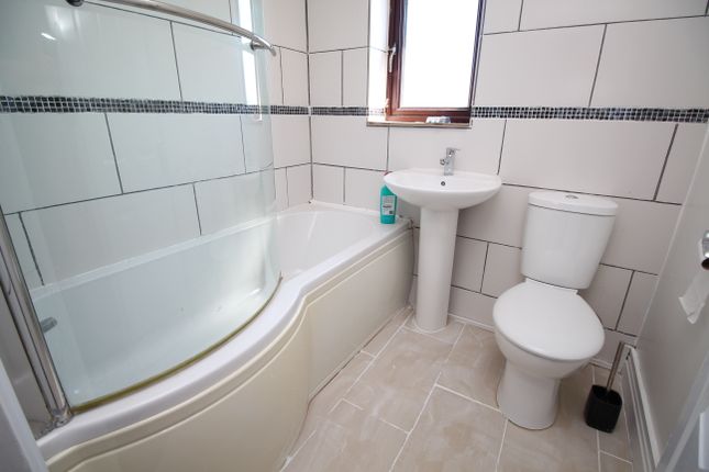 25, Pine Walk, Mexborough photo 5