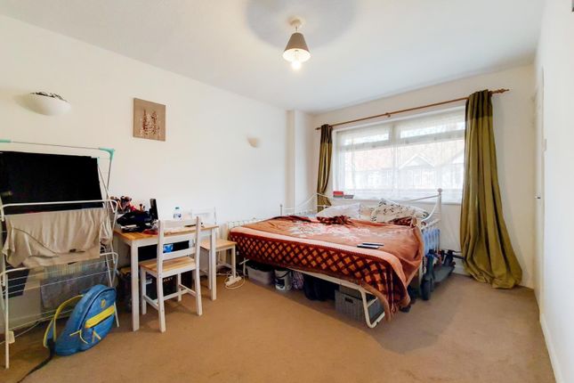 Thumbnail Flat for sale in Essex Road South, London