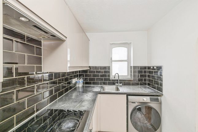 Flat 11, Westminster House, Hallam Close, Watford photo 4